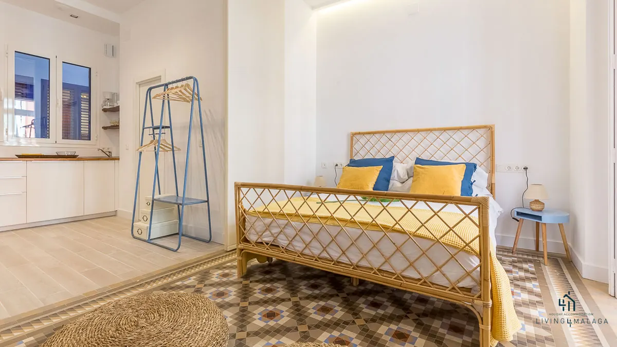 Cama de matrimonio de ratán sobre el suelo hidráulico original