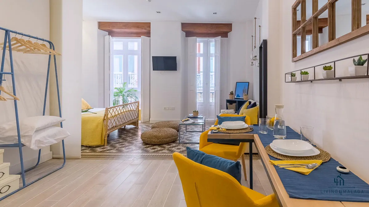 Mesa de comedor junto a los balcones