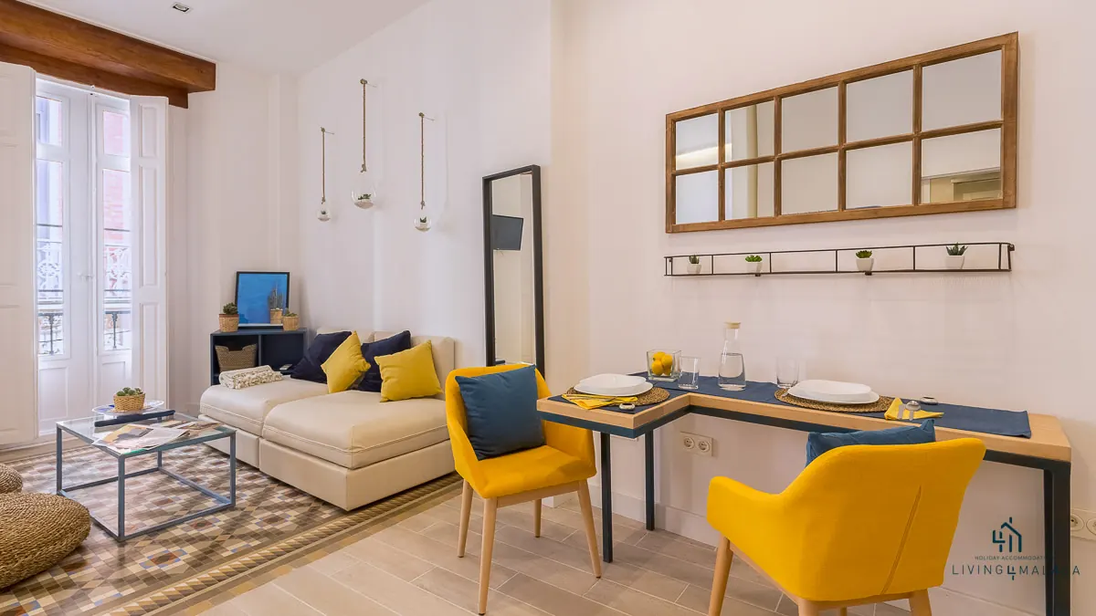 Zona de estar y comedor en mostaza y azul