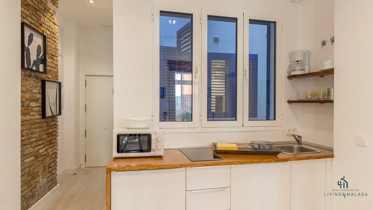 Cocina con pared de ladrillo visto