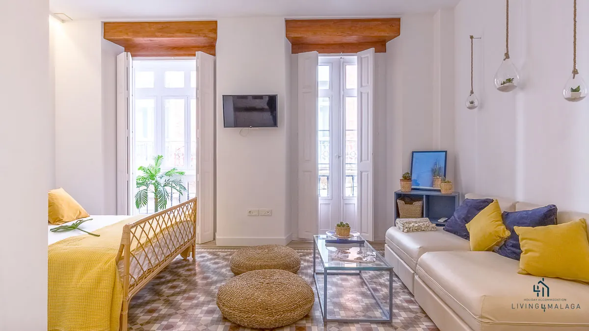 Estudio con cama, sofá y balcones a la calle