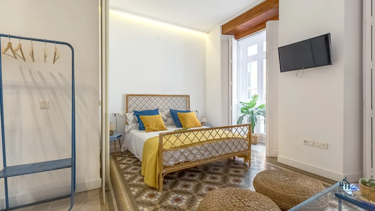 La cama vista desde la entrada