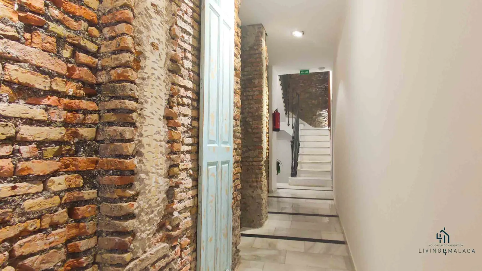 Pasillo del edificio con ladrillo visto