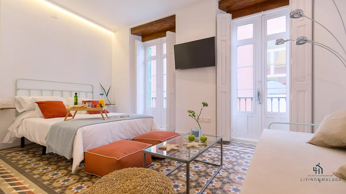 Cama de matrimonio y balcones