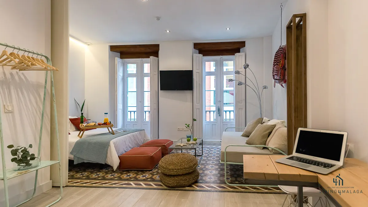 Zona de estar y mesa de madera