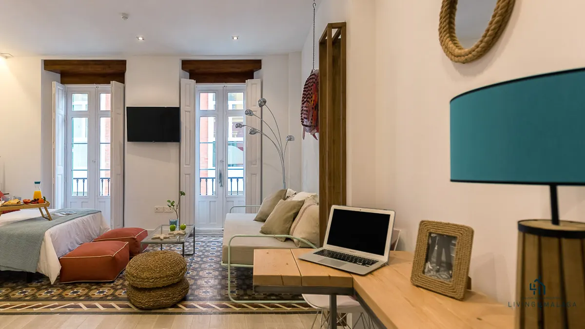 Mesa de madera y sofá