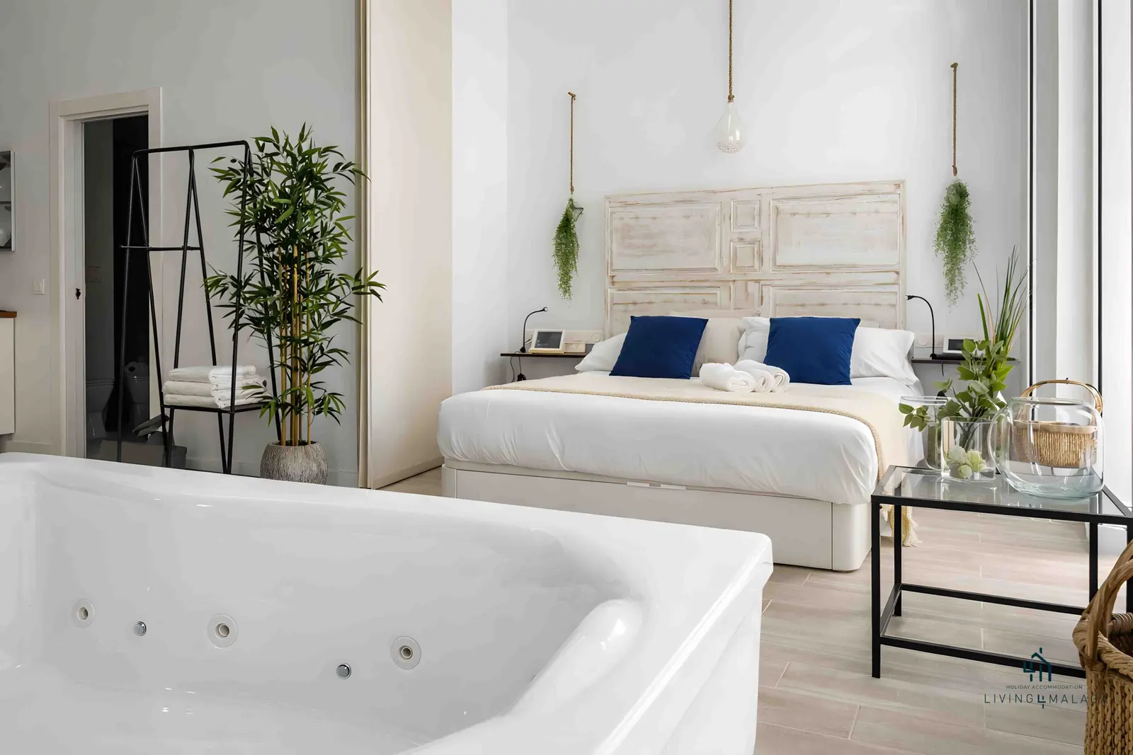 La cama vista desde la bañera