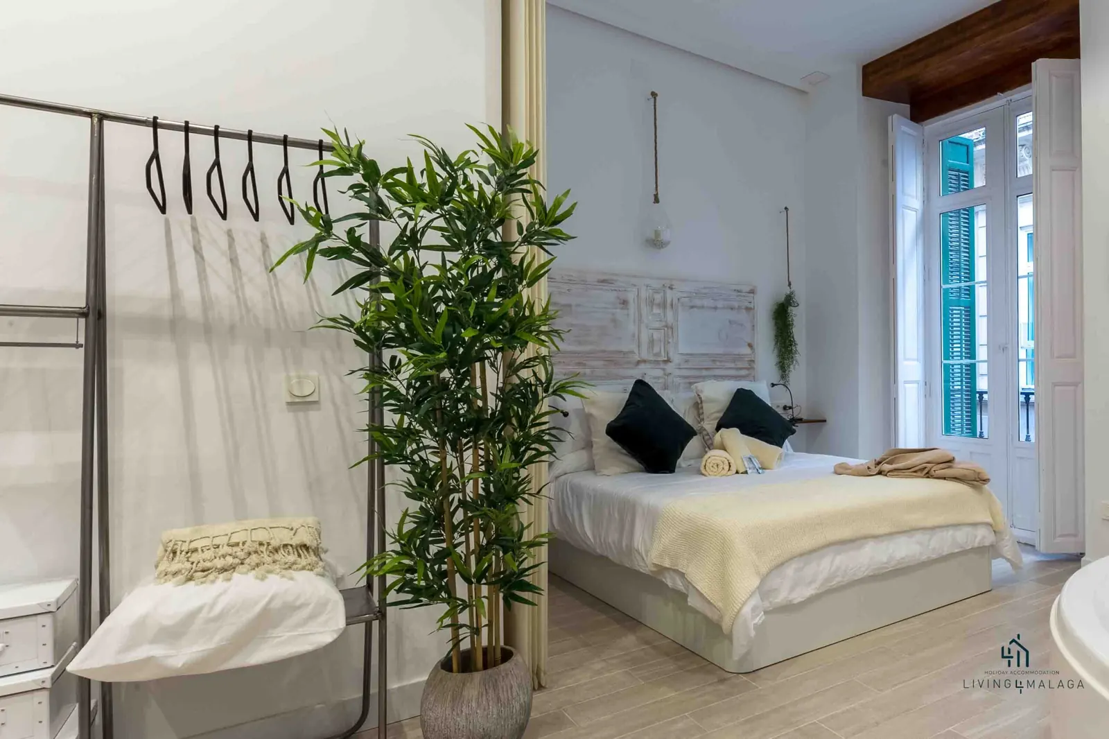 Cama de matrimonio junto al balcón