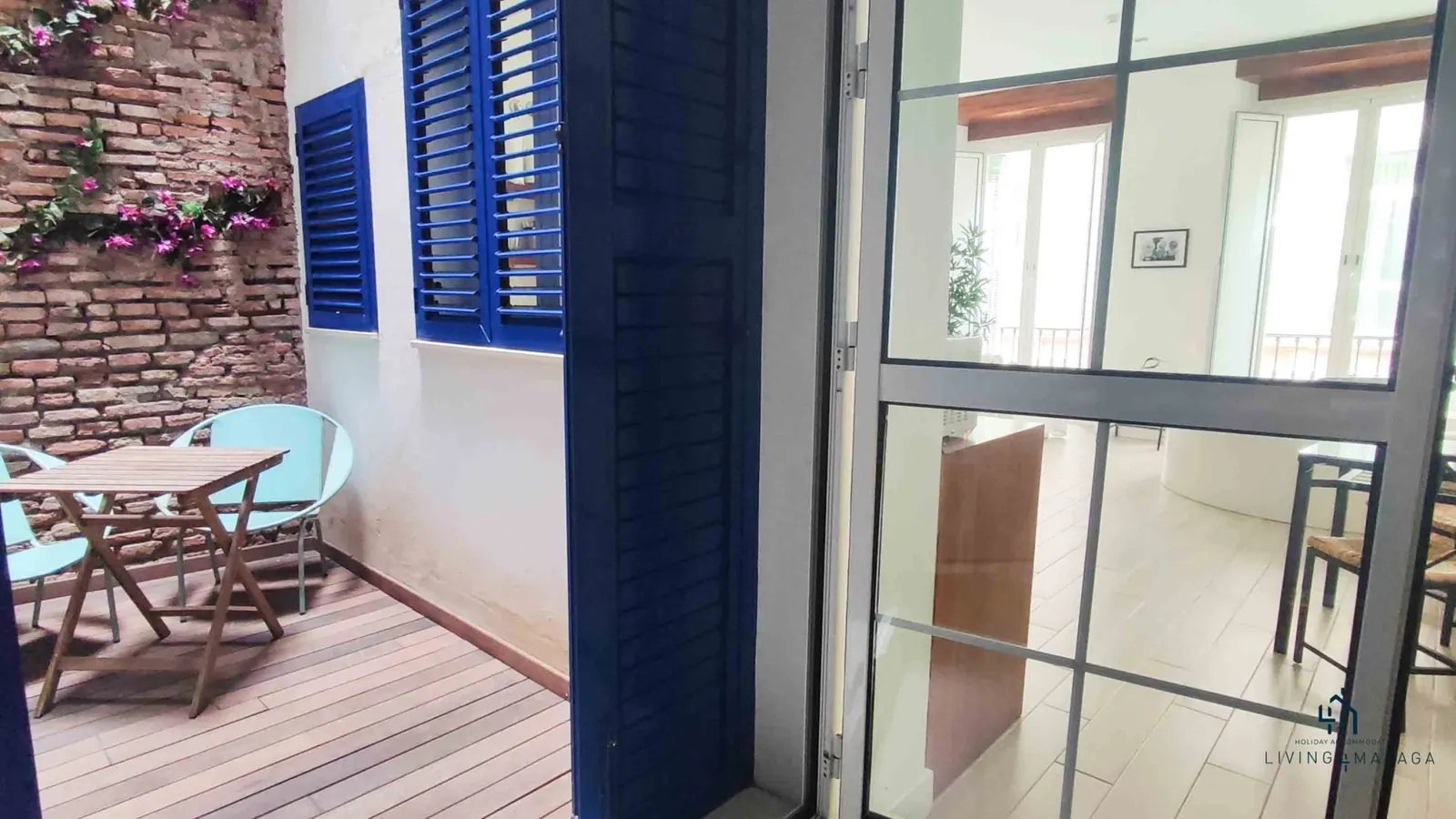 El patio y la puerta acristalada del estudio