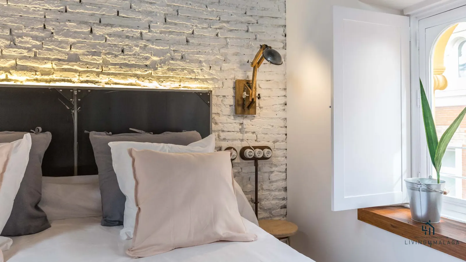 Cama junto a la ventana de arco