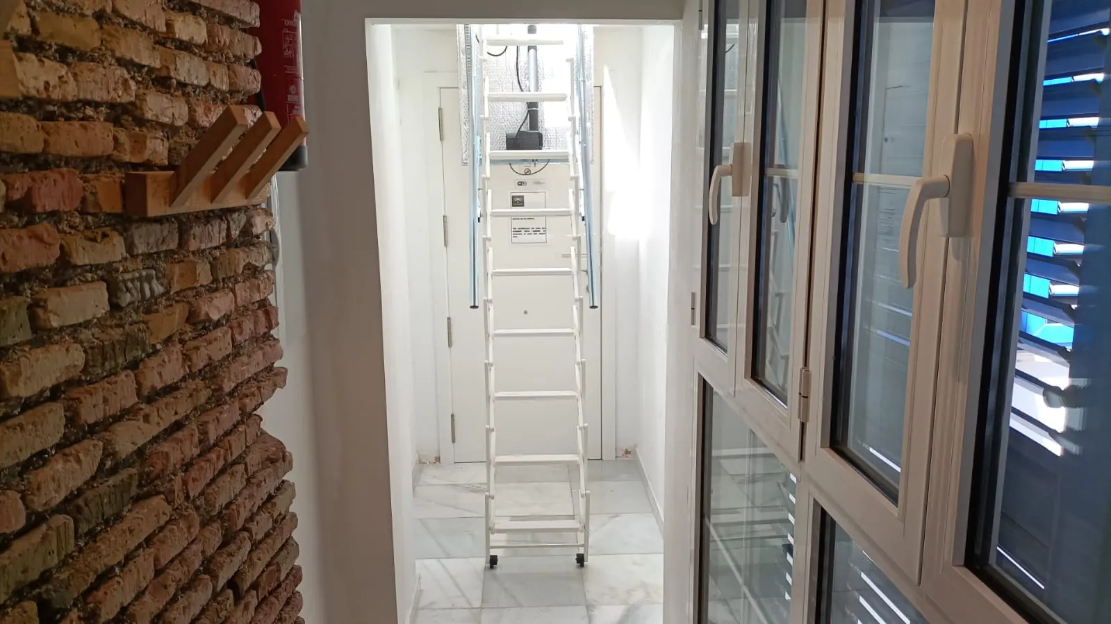 Escalera empinada de acceso a la azotea