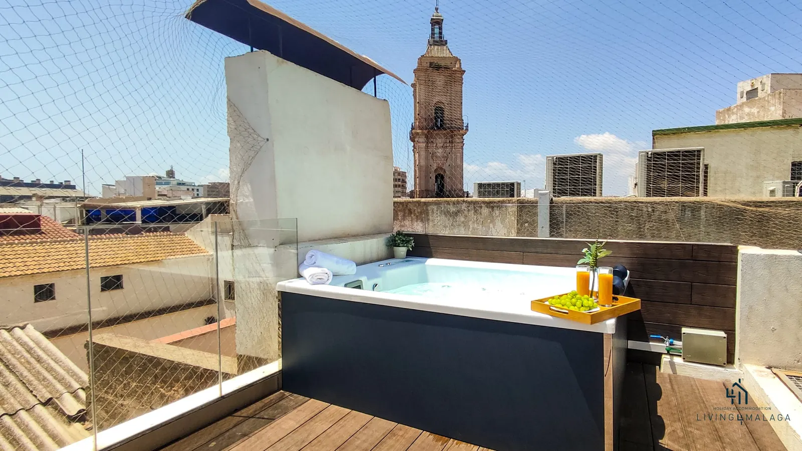 Azotea privada con jacuzzi y vistas a los tejados del centro