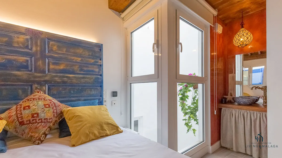 Cabecero hecho con una puerta antigua