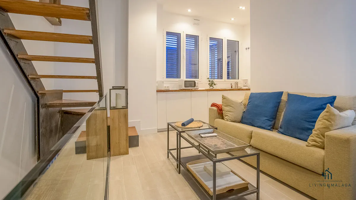 Salón con escalera de acero y madera